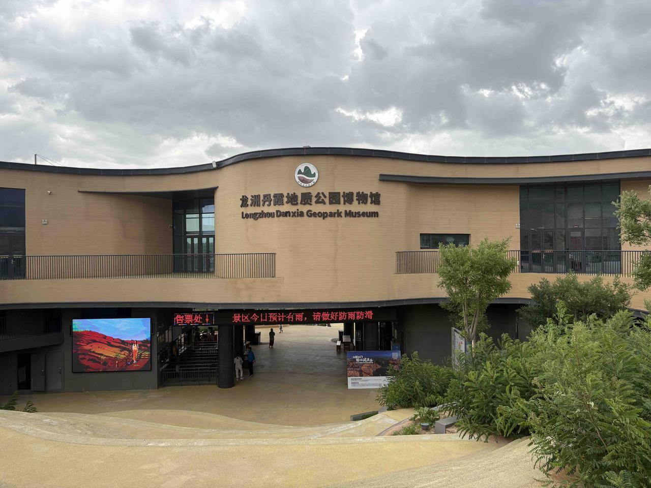 普京总统其实胸有成竹！你看看普京在天安门城楼上的伟岸雄姿，自信的面容，米就不会这