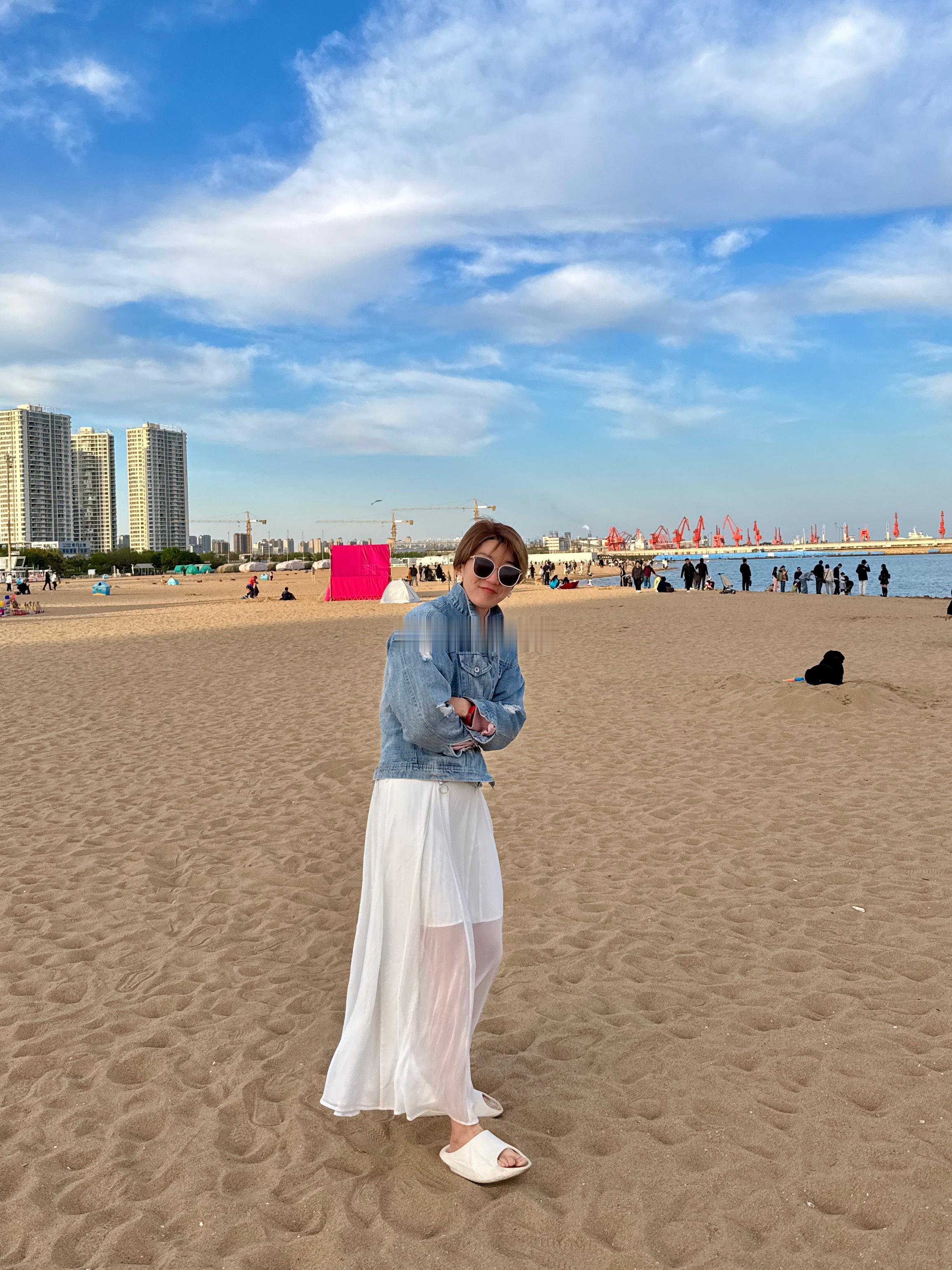 一生要出片的中国女人，纵使下午在海边冻得deidei的，但是脱了外套立马活了[哈