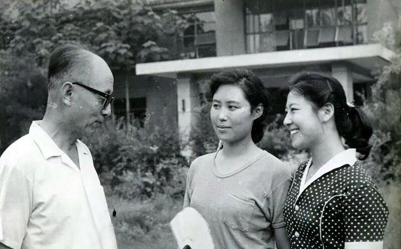 1981年，北京电影制片厂和八一厂电影制片厂都看中了四川作家周克芹的长篇小说《许