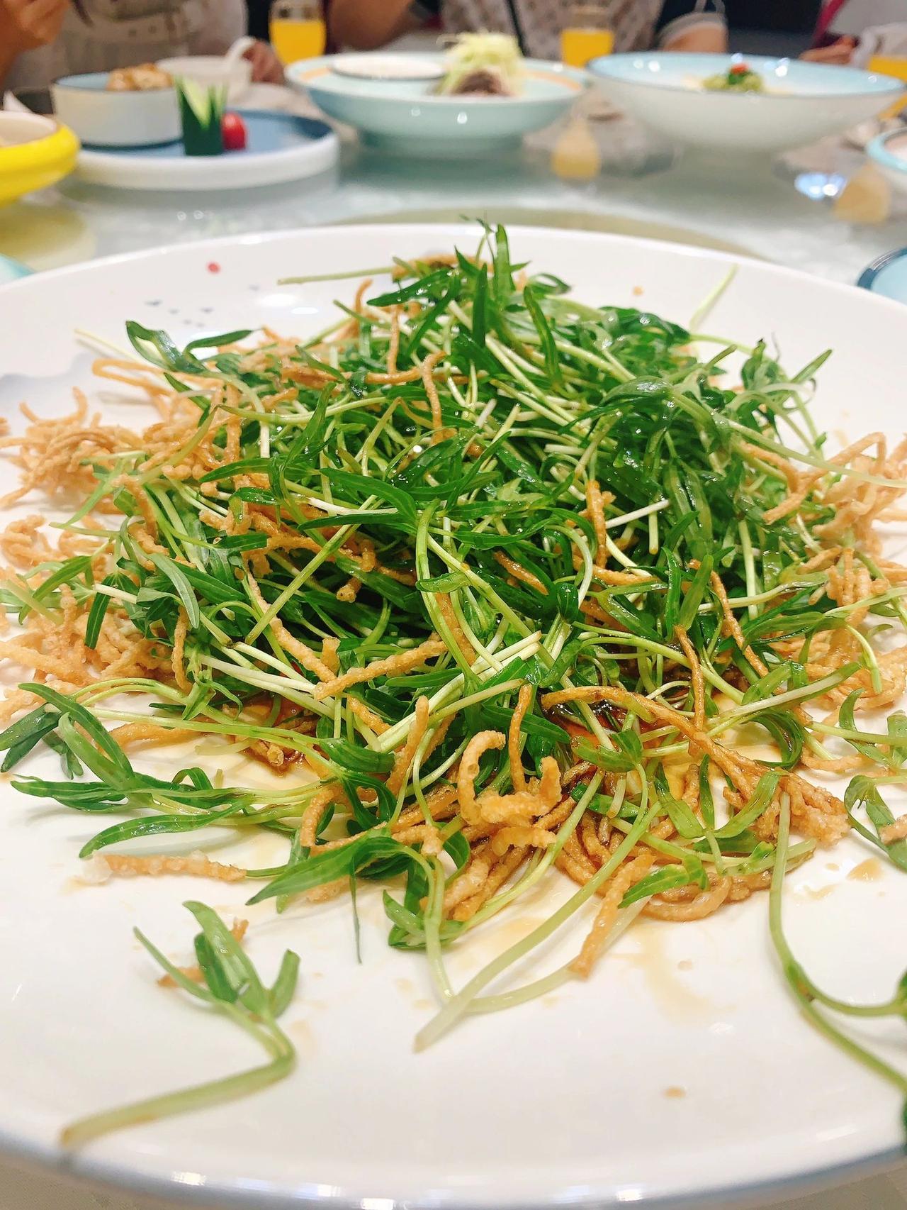 猜猜这是什么菜？
第一次吃这个草，甜脆爽口好吃～
（答案是：水培空心菜的苗）
