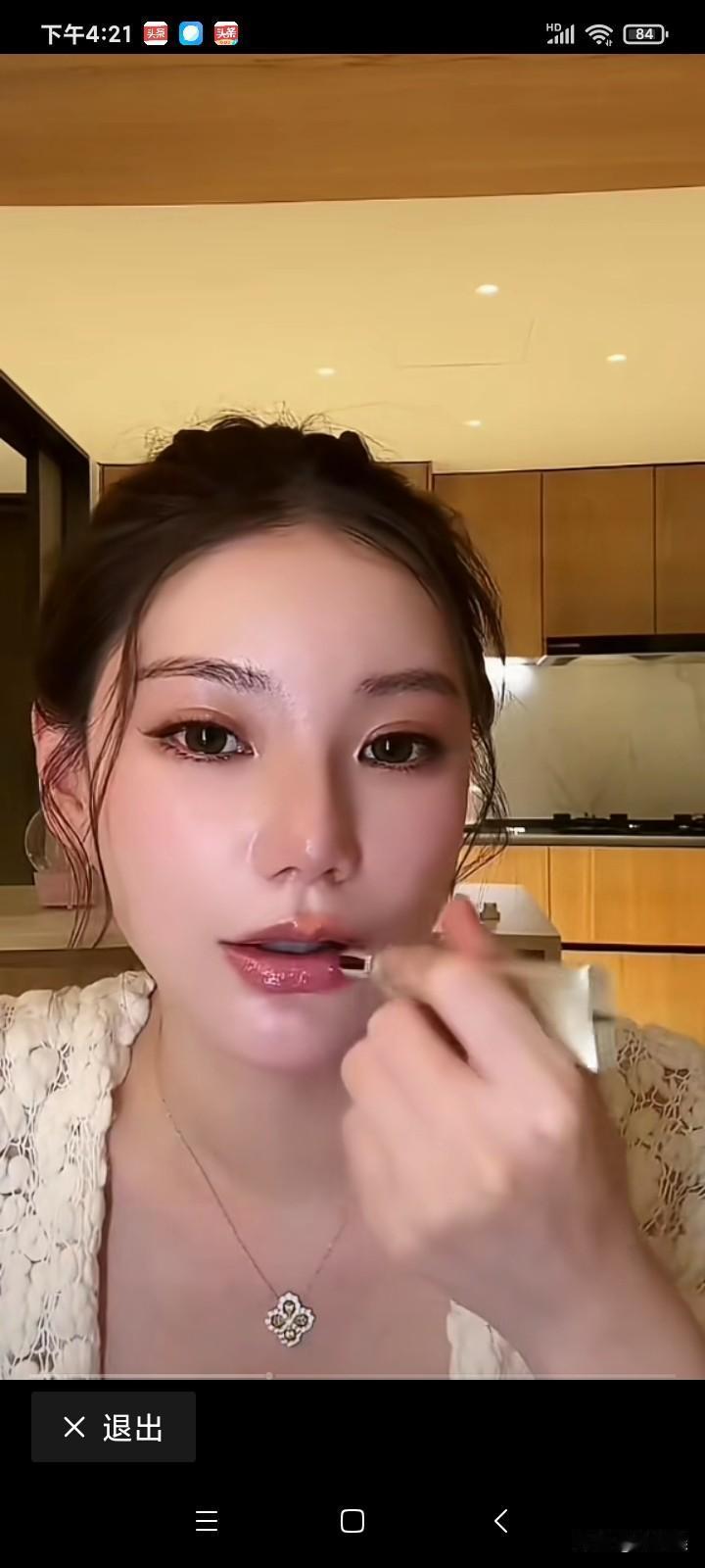 马筱梅说：“他每天都动，我只要吃甜的，他就动，我唤醒他的办法就是吃甜的东西。”