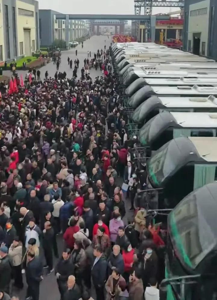 全网羡慕啦！3月24日，河南矿山老板崔培军包下78辆大巴，豪掷近千万，邀请400