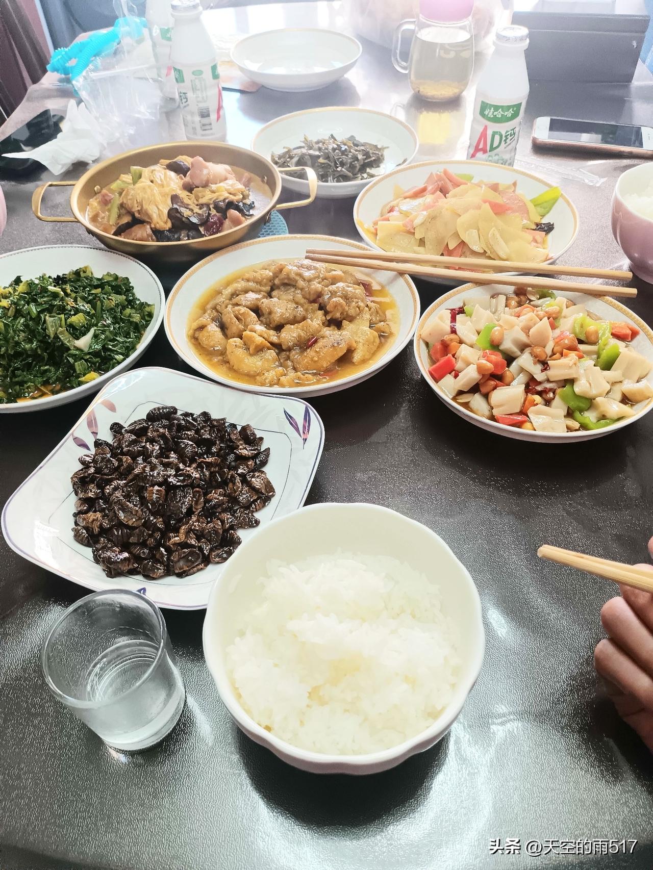 今天中午饭，简简单单几个菜。有一个是老婆在网上买的蚕蛹，看见这个下酒菜随口小酌一