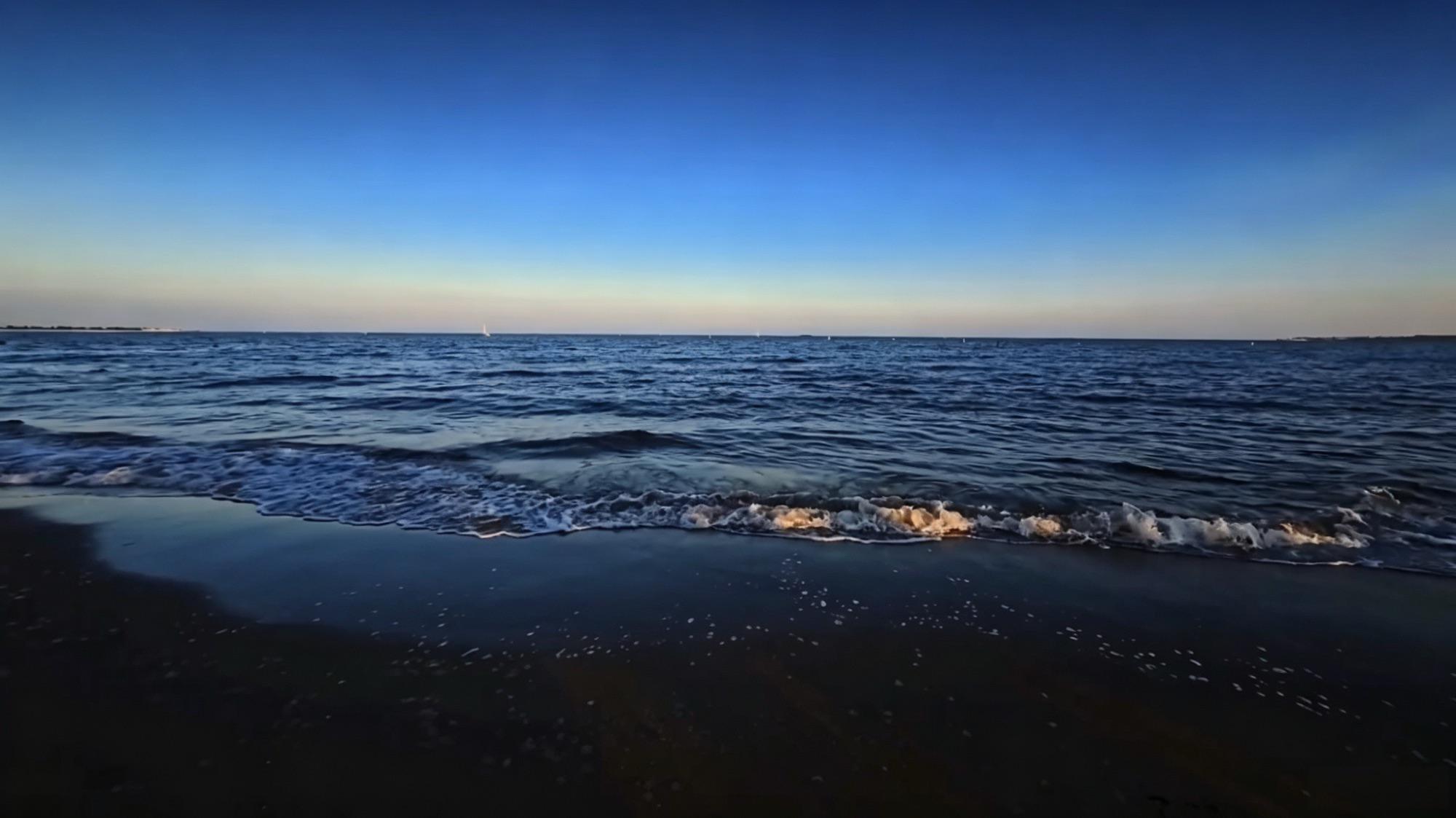 英语 A calm sea does not mean there are no