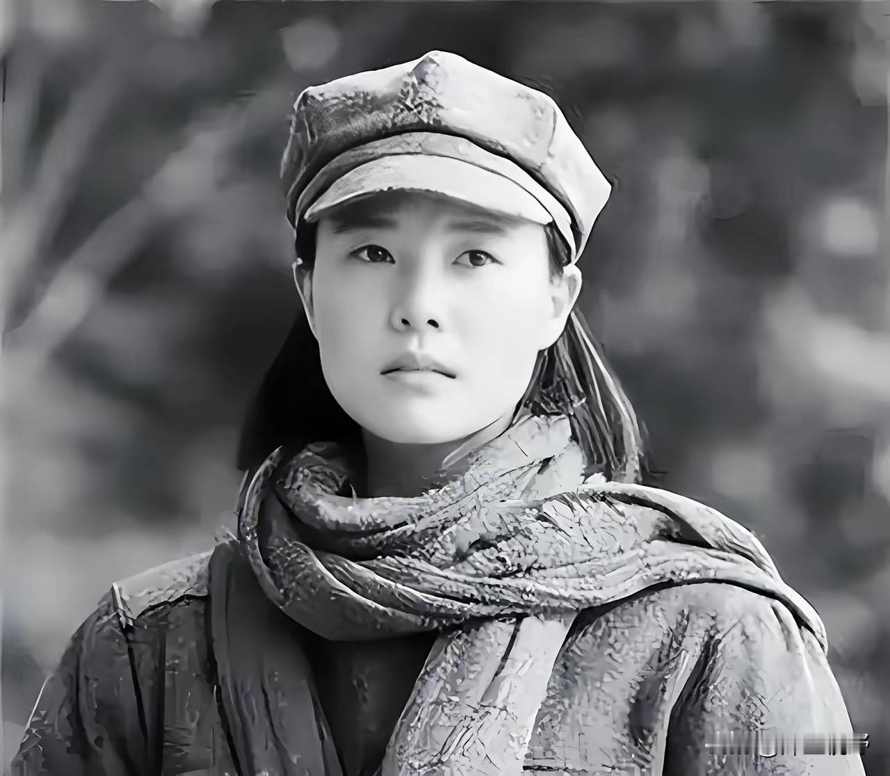 1937年，15岁女红军被敌人抓住，正要被砍头时，一名敌军官走上前捏住她的下巴：