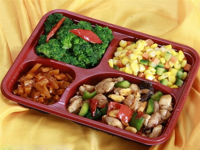 95年宝妈去工地卖盒饭的第8天，今天发生了一件让人生气的事情。
我早上十点左右就