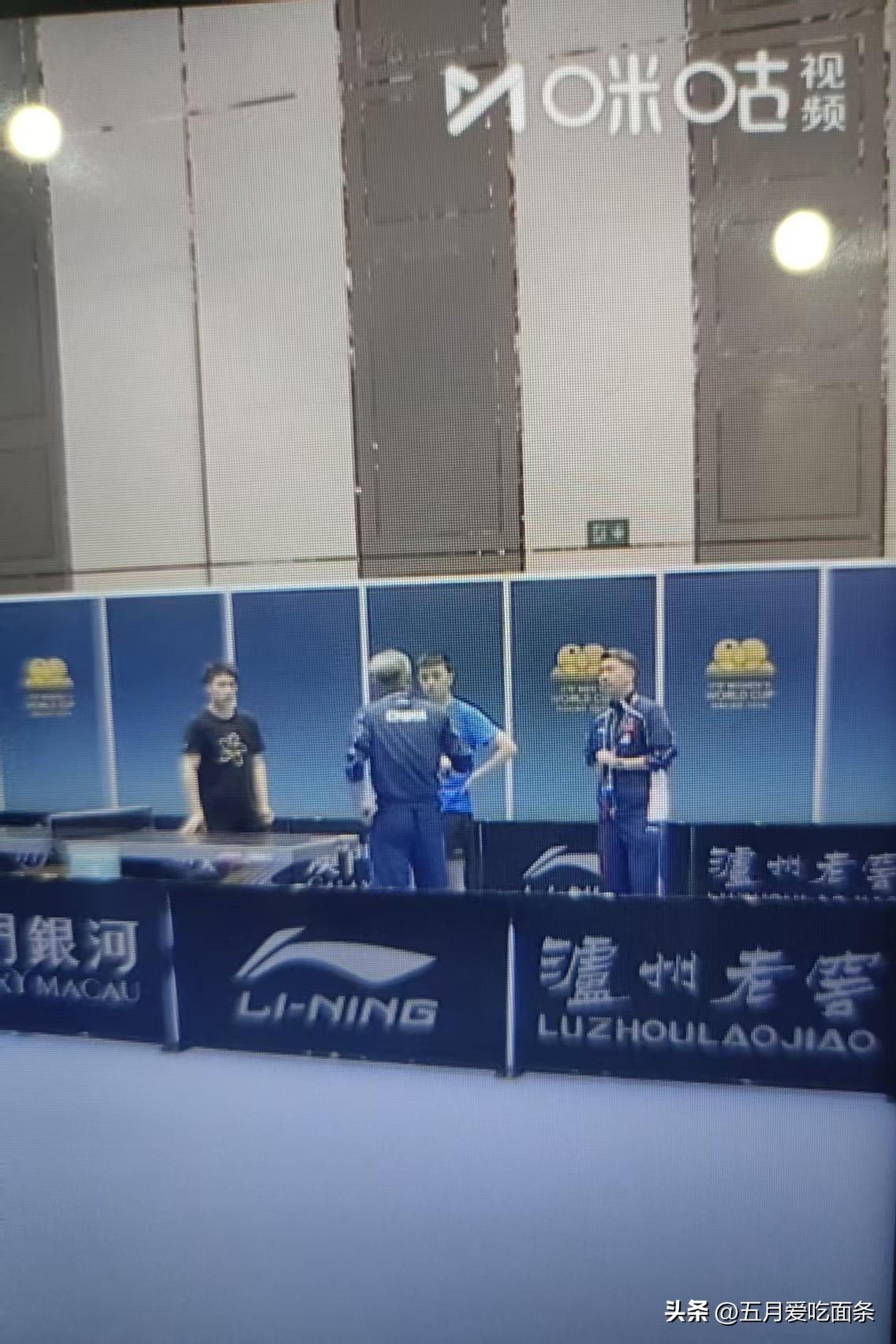 莎莎等待上场时，热身区的秦指导感觉挺上火的。[捂脸][捂脸][捂脸]
不知陈垣宇