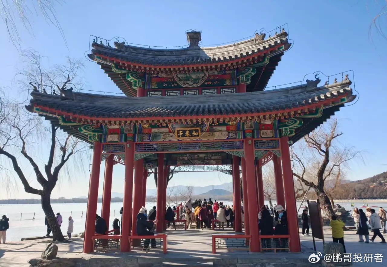 a股周五市场热点板块题材主要有！第一，太空电池，美股太空电池大涨5倍！第二，光学