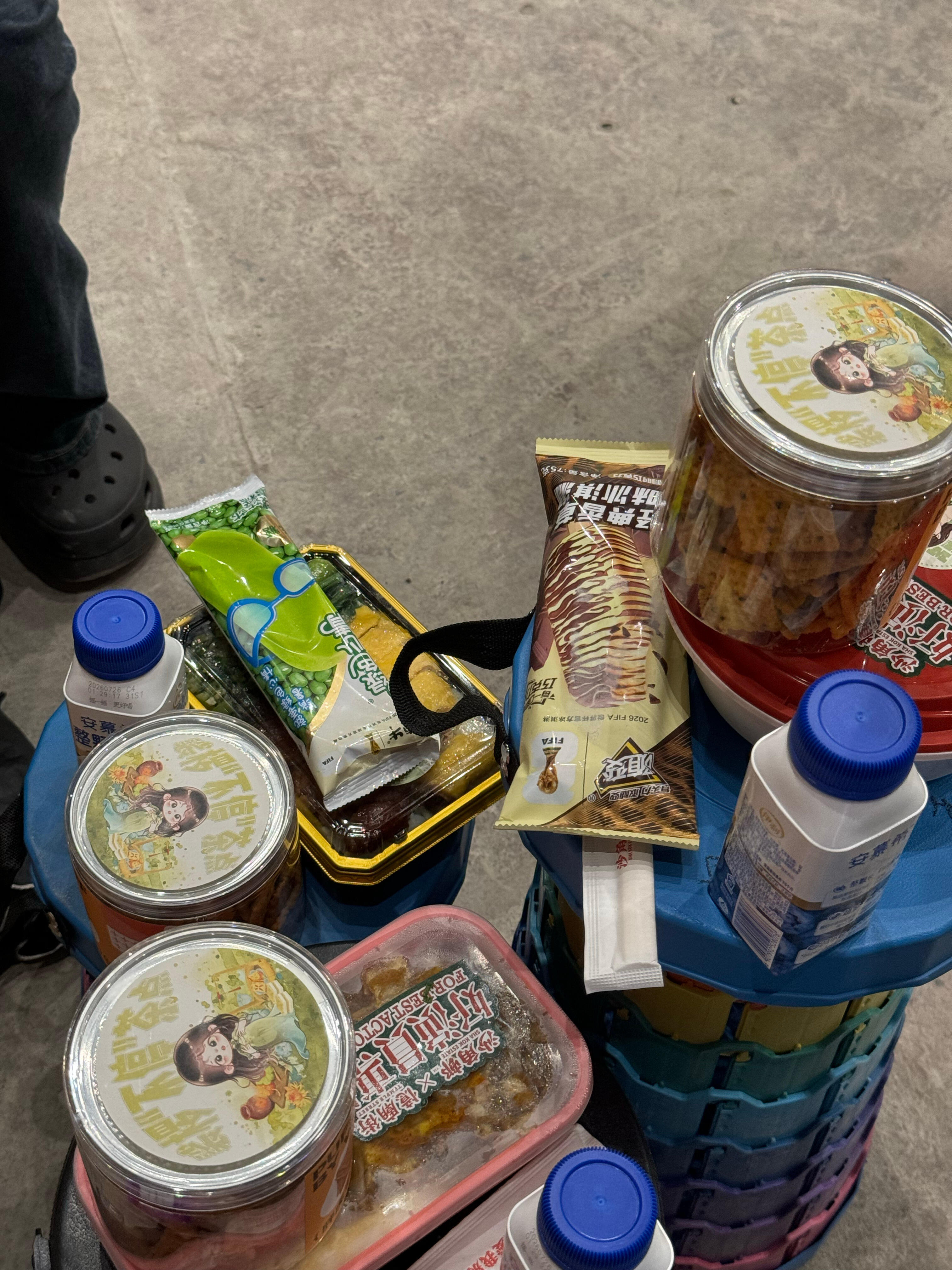 谁懂啊我真的要原地嫁了😭 王楚然杀青是给到场的粉丝准备了便当、鲜花、酸奶、点心