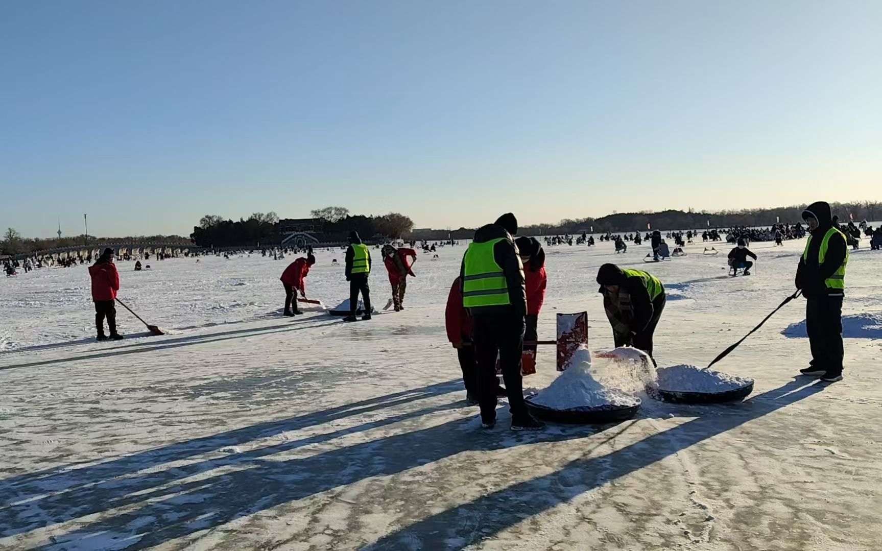 颐和园冰场开展人工清雪，“冰上走10分钟，嘴都张不开”