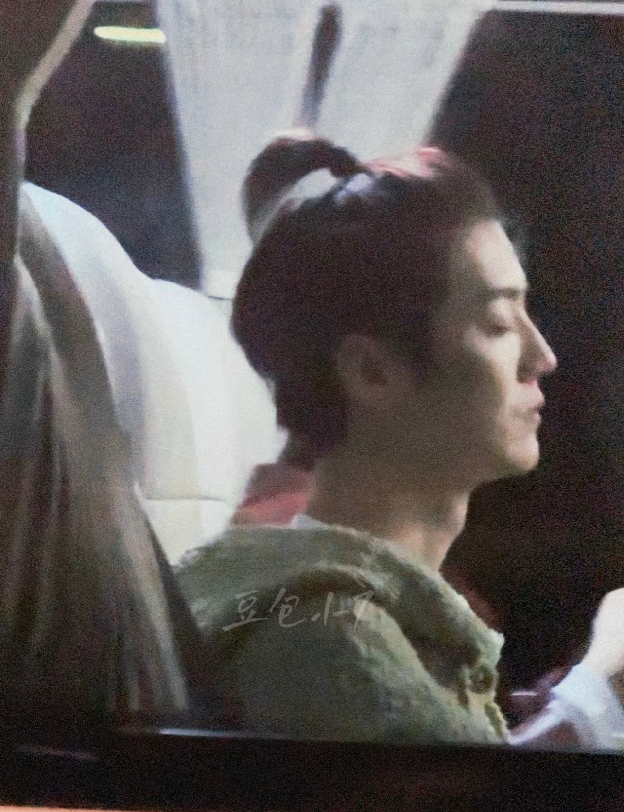 鹿晗苹果头  鹿晗又梳苹果头啦，又奶又拽的可爱鹿，这一季的五哈太让人期待了[吹风