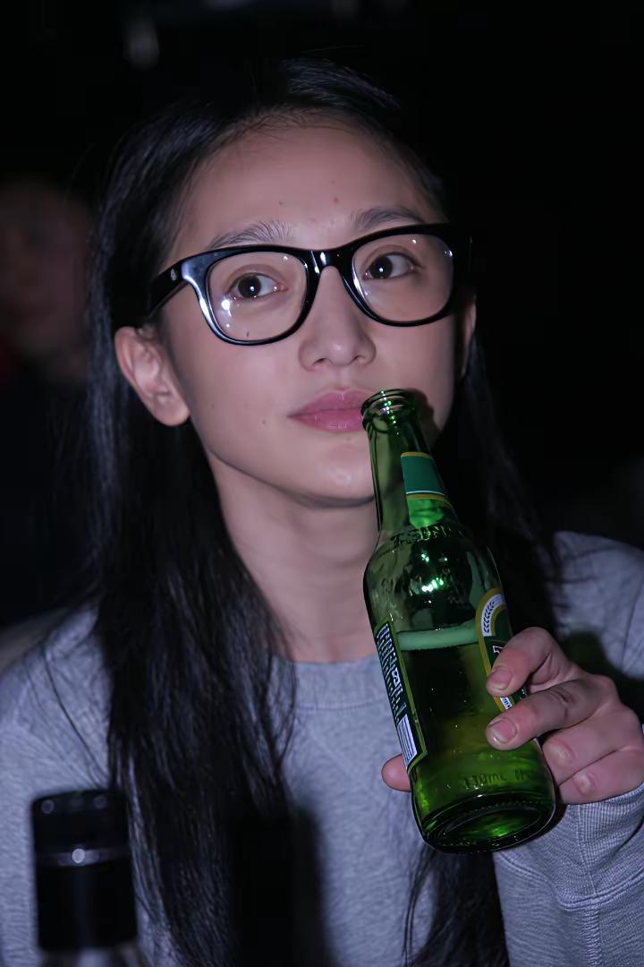 你肯定没见过这样的周迅和桂纶镁，纯素颜都戴着眼镜[傻眼] ​​​