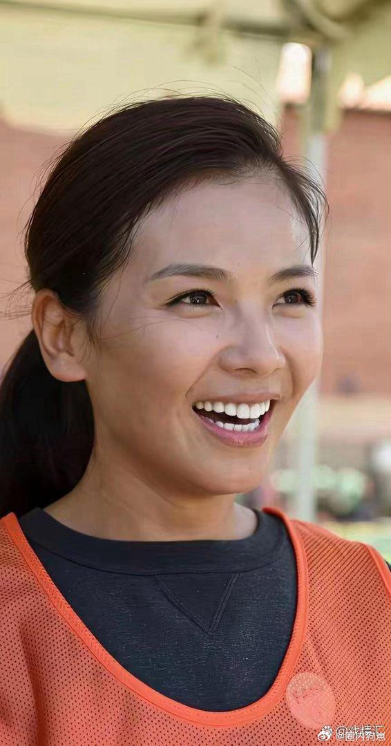 刘涛素颜也太能打了！皮肤干净舒服，原生眉自然又有型，越看越有气质，越看越耐看。 