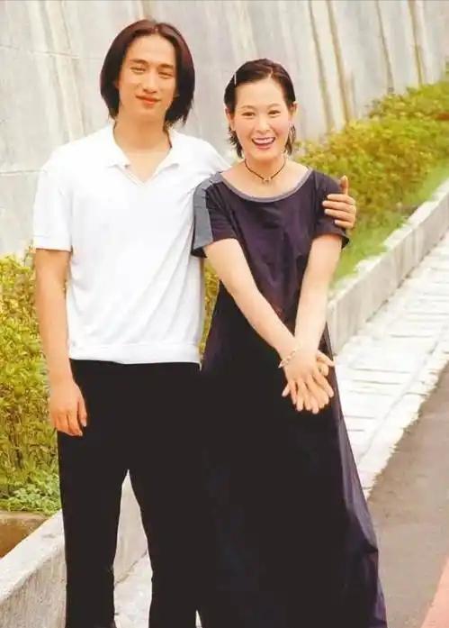 2011年，41岁的刘若英嫁给了身价过亿的钟小江。结婚当晚，刘若英提出了3个正常