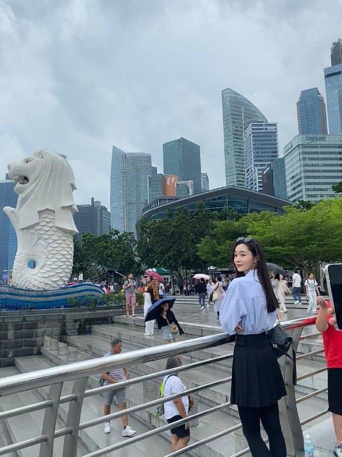 #新加坡偶遇了宋轶#网友在新加坡偶遇了宋轶，路人随手一拍就好美，简单的衬衣大方气