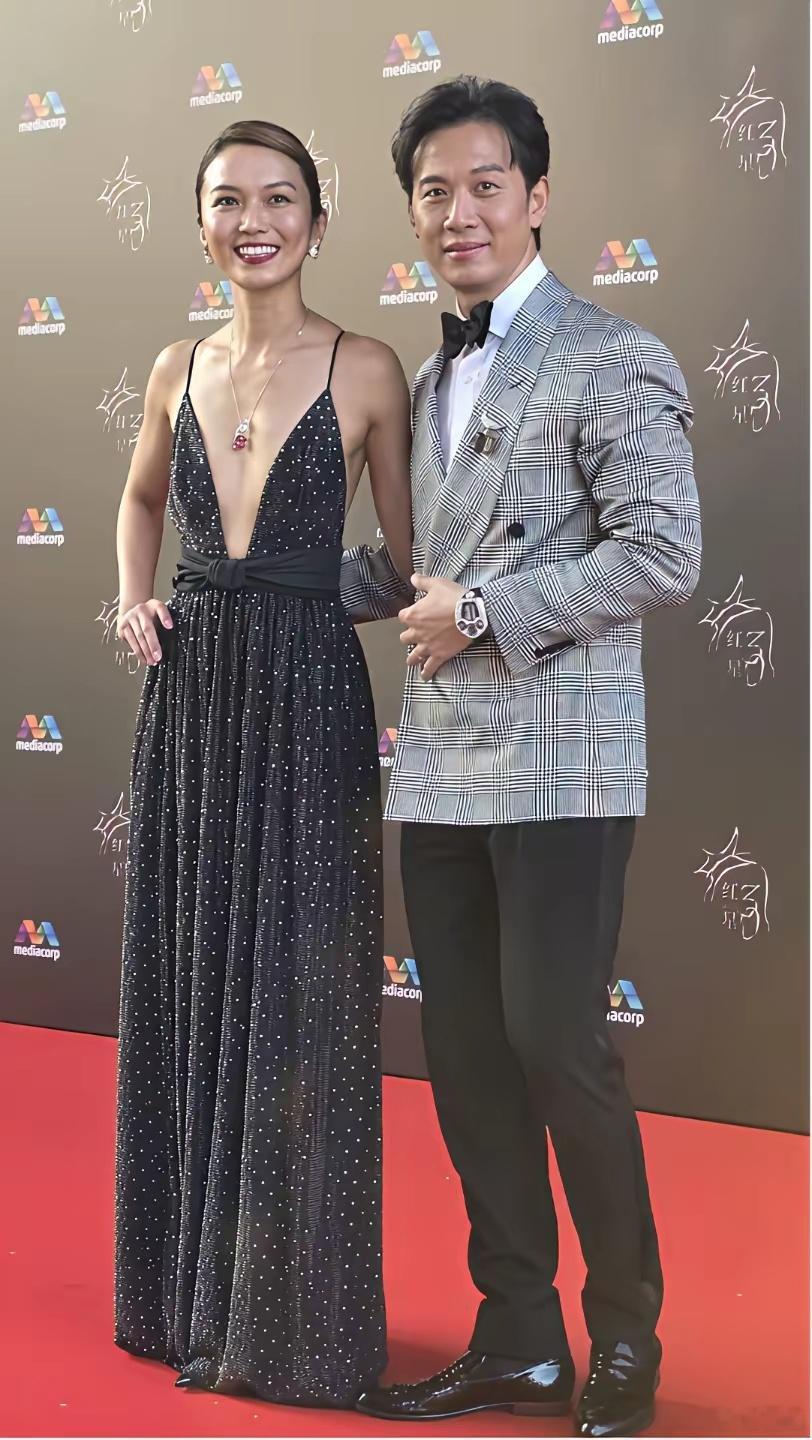 这两人谁呀，有认识的吗？这身材也太干瘪了！ ​​​