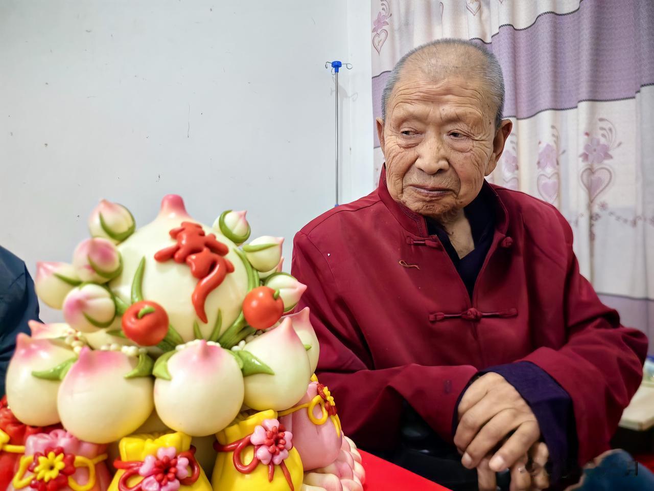 九秩荣庆！
德望尊隆，福泽绵长，喜登鲐背。
恭祝泰山松柏常青，福寿康宁，阖家吉庆