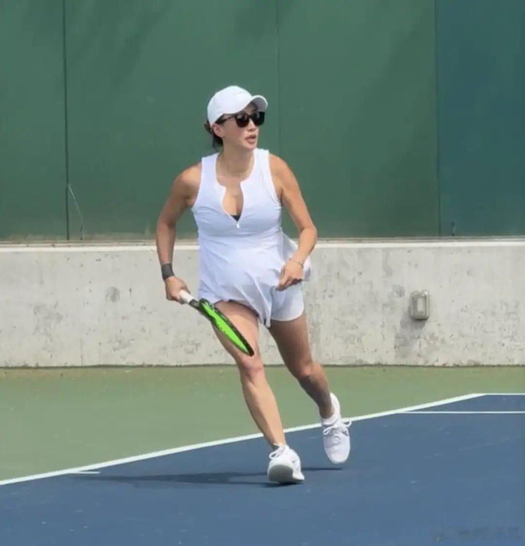 43岁谢婷婷加拿大再夺网球冠军，小7岁男友场下支持，屡屡拿冠军。43岁的谢婷婷近