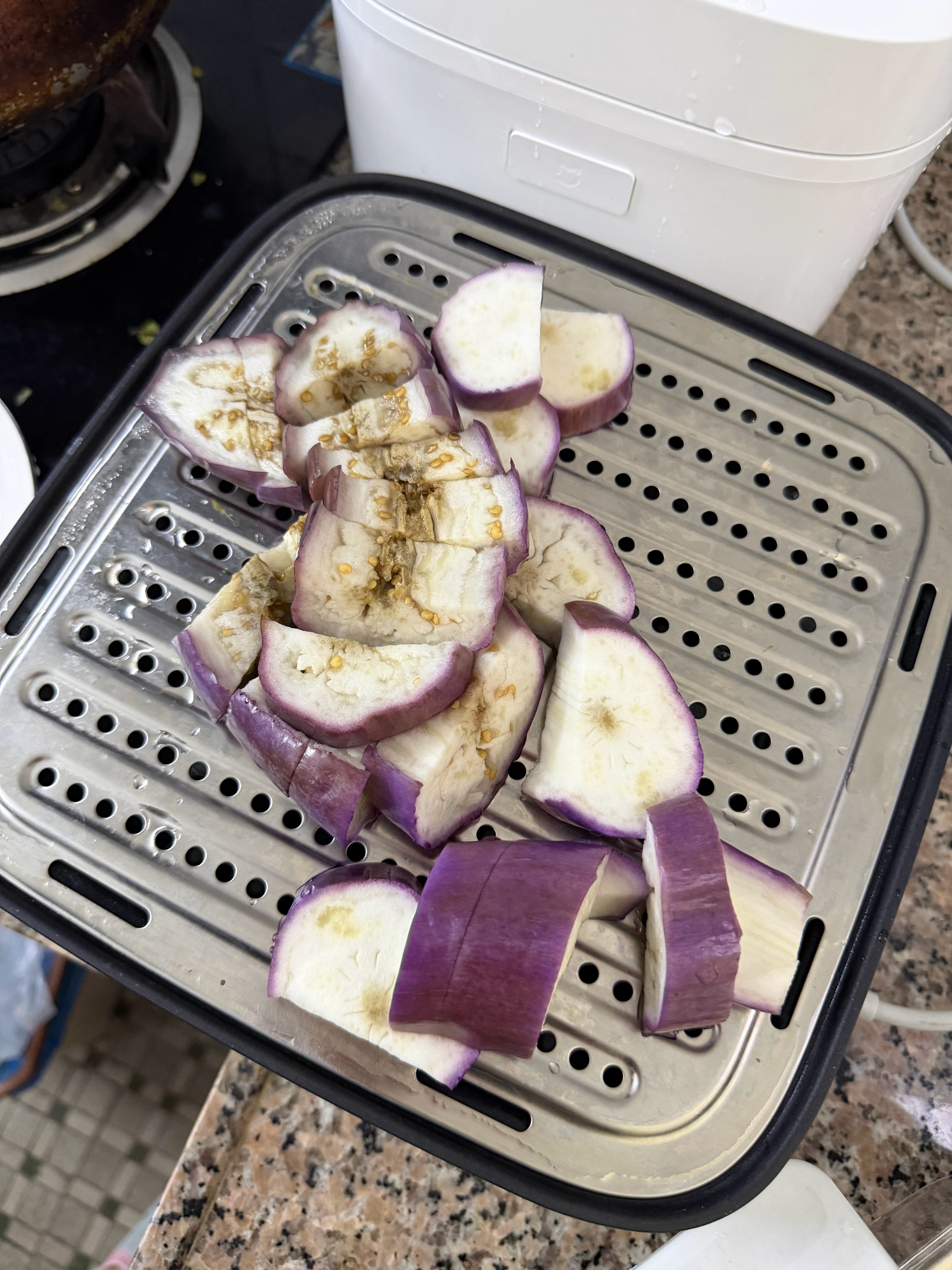 经常炒菜的表妹和我说，炒茄子，不要直接下锅炒，因为茄子吸油、还发黑   最好是先