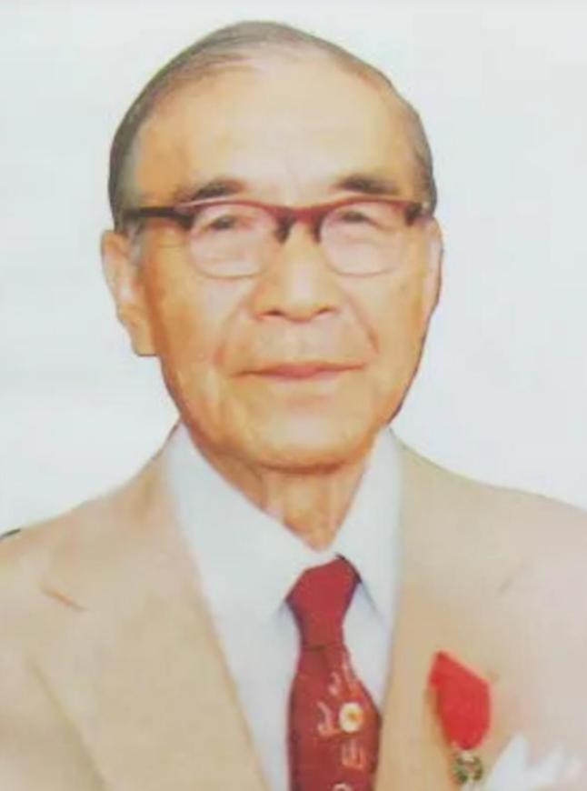 有天，85岁的邝安堃喝迷糊了，把家里23岁的小保姆当成了自己老婆。保姆没有反抗，