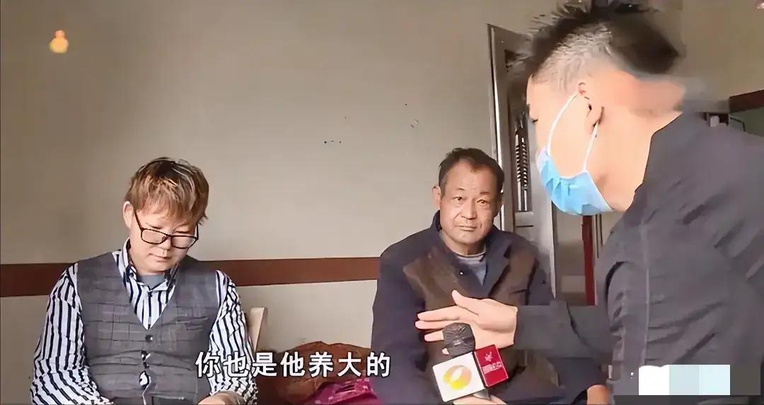 女子养狗一年花15万 却没钱给老父亲治病 女儿：狗更重要。
这个事件涉及复杂的家