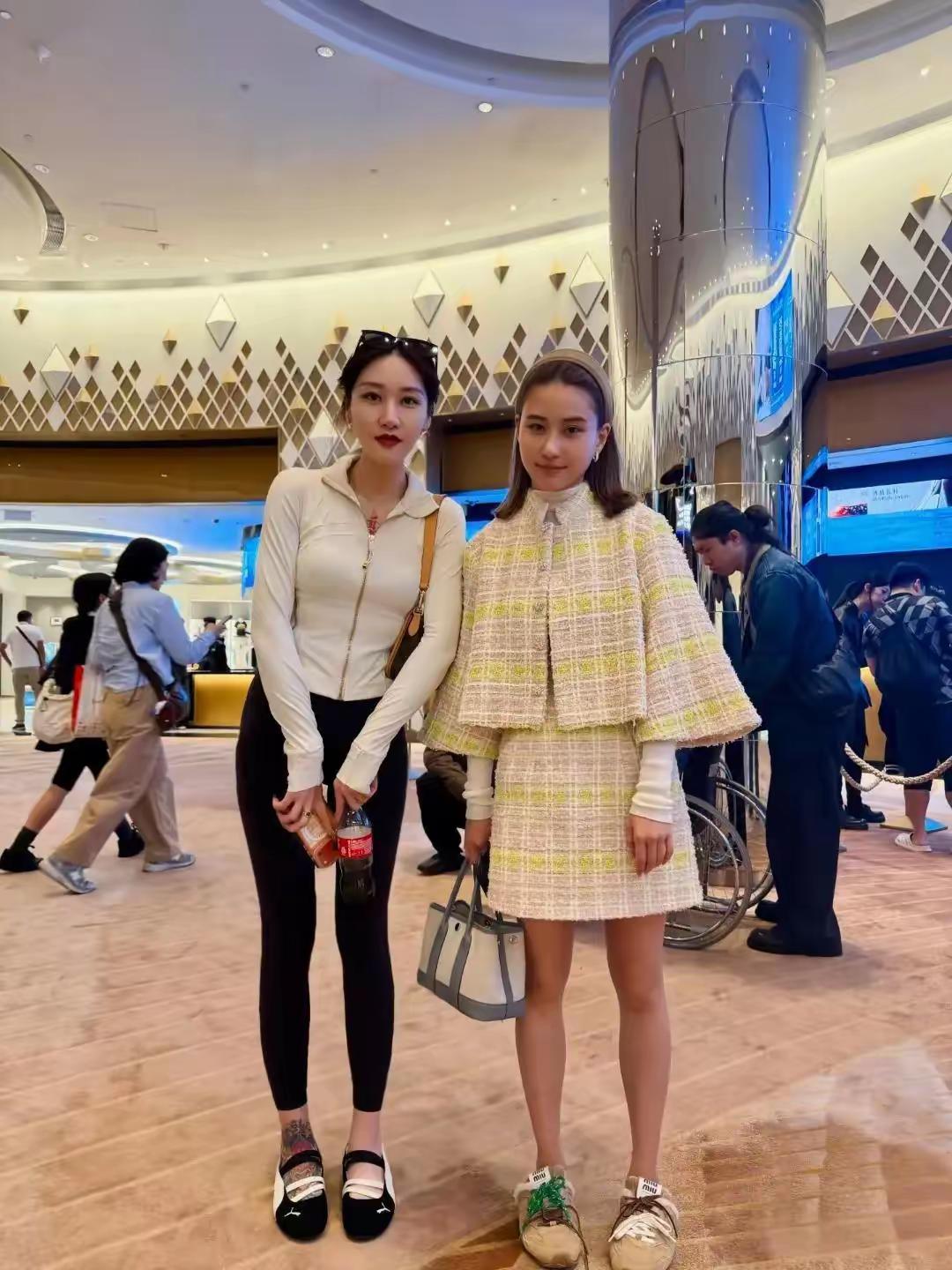 何超莲到底有多高？看脸觉得她很高，看整体又这么娇小。