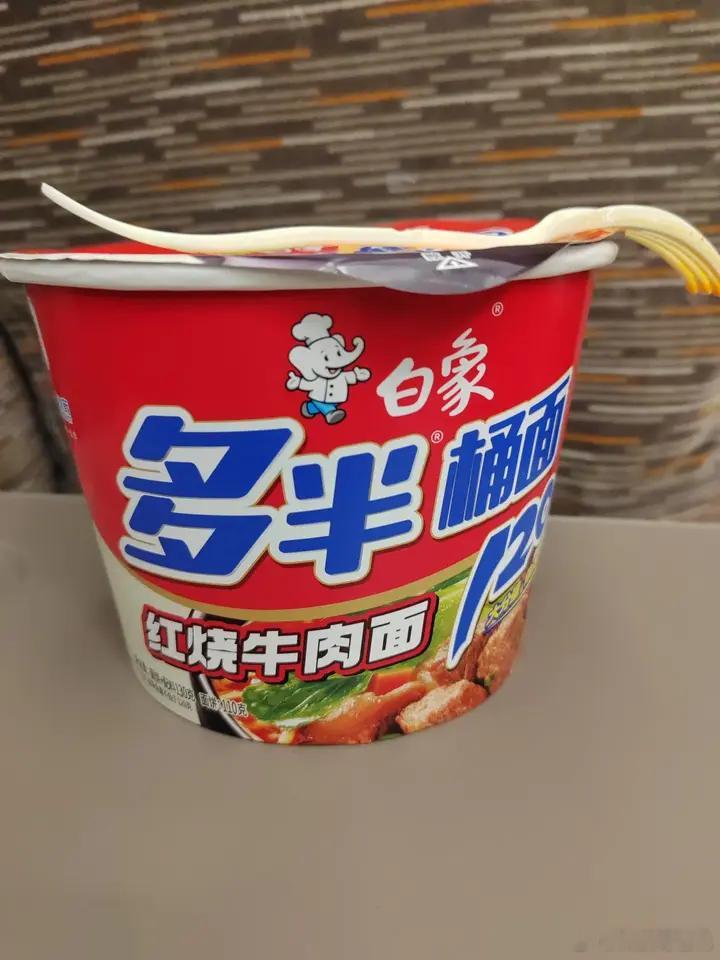 白象多半桶方便面的多半是商标商标叫多半没毛病，但是后面加桶面是几个意思？这不是纯