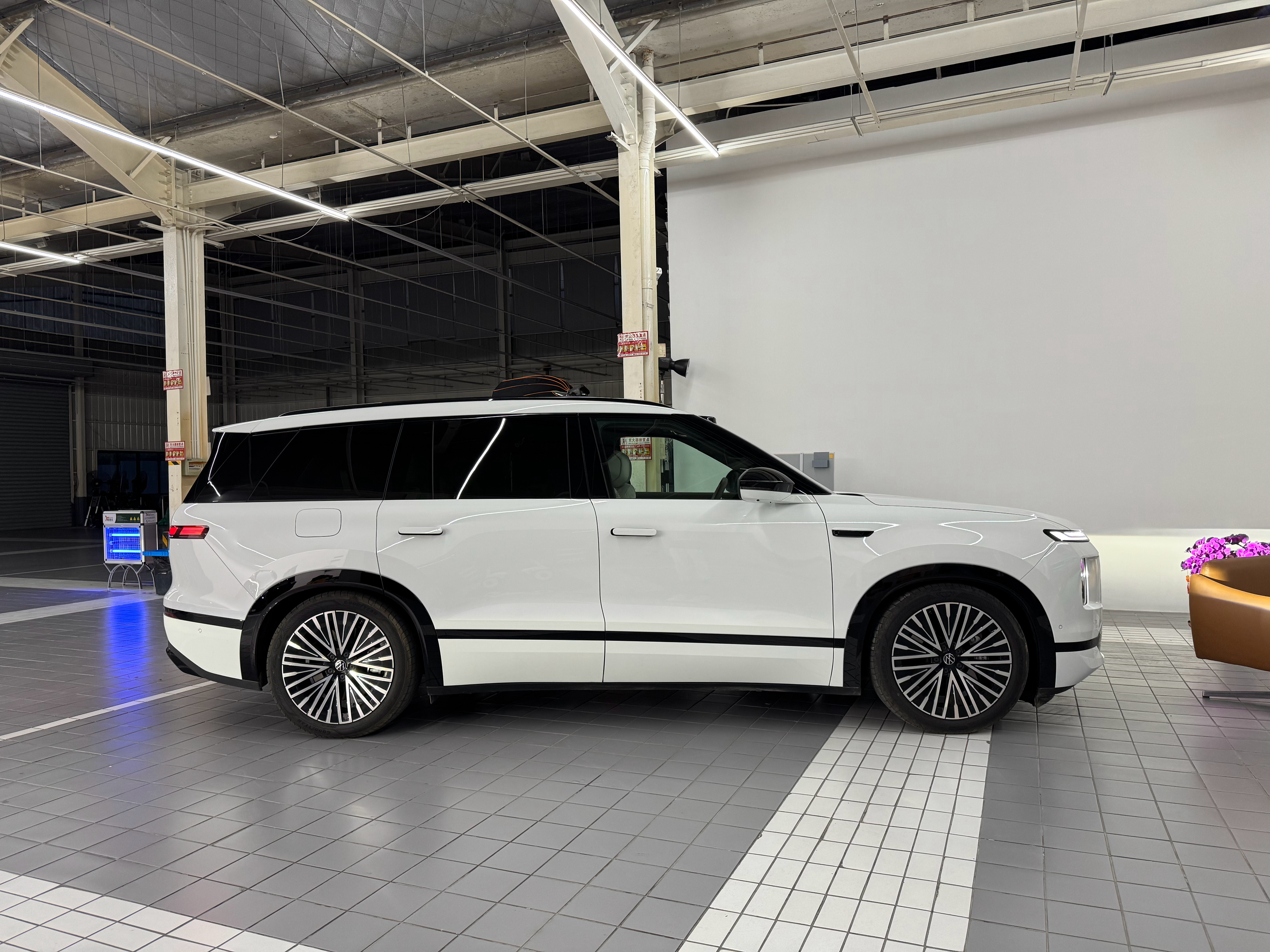 刚才开了两台大六座SUV：一台30万级，一台20万级。单独开的时候，30万级车型