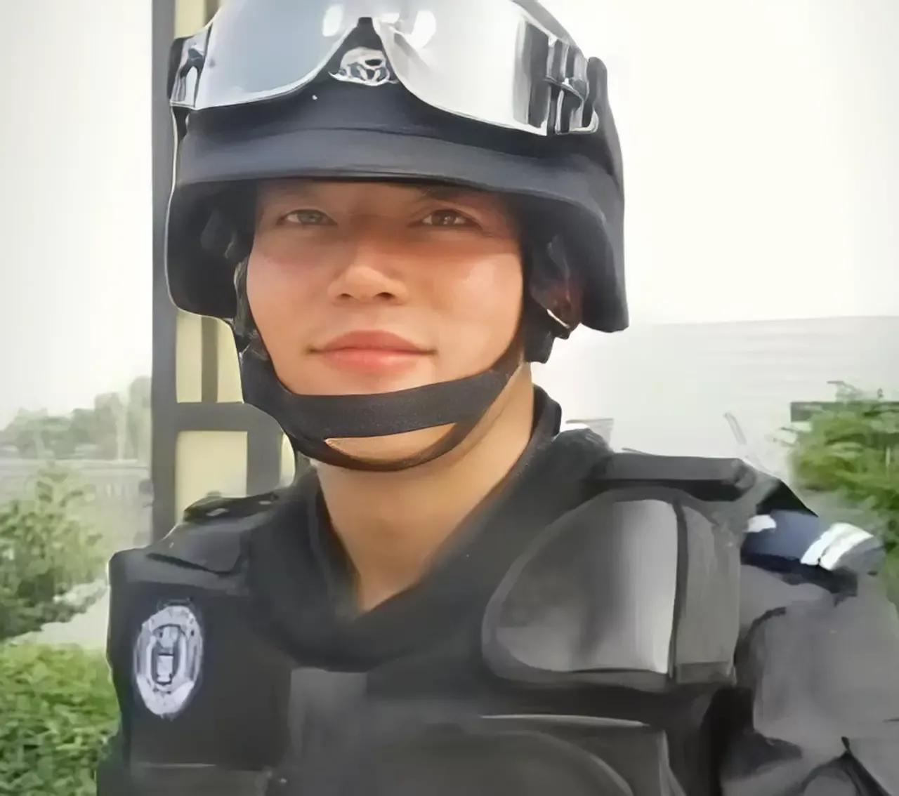 为英雄点赞！向英雄致敬！[赞][赞]是他用自己的血肉之躯挡住了歹徒的煤气罐因此救