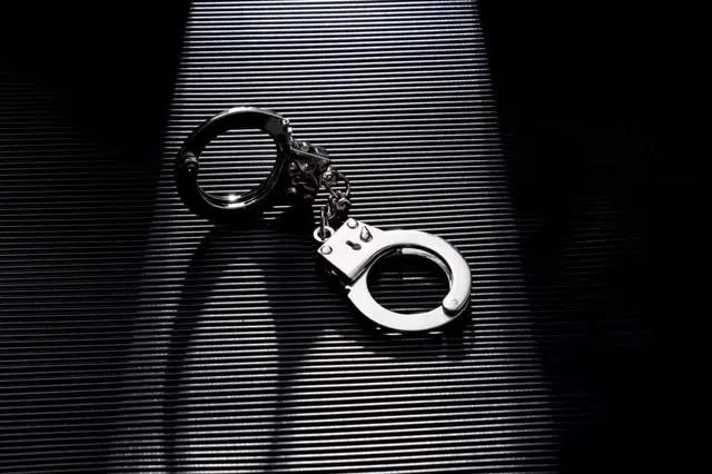 鞋里的定位器，捅向的是三个家庭的毁灭理性处理失败婚姻 
 
怀疑妻子不忠，陆某选