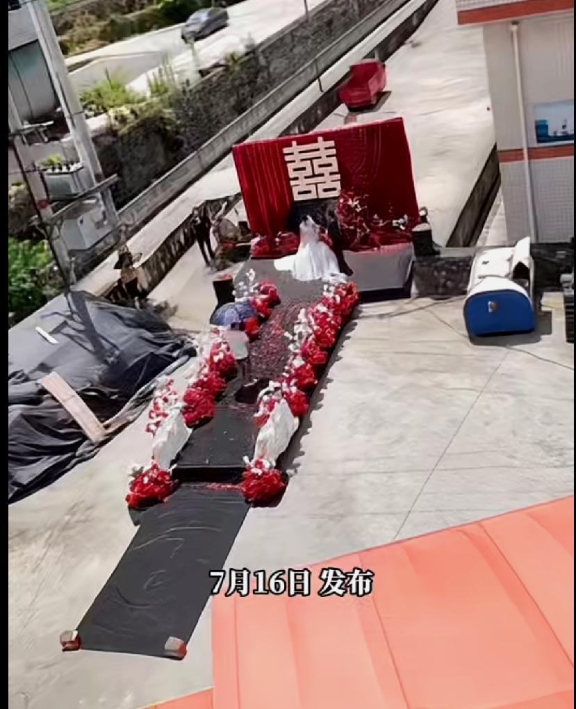尴尬了！
 
最近刷到一场婚礼现场的视频，真的又好笑又心酸，太真实了！烈日当头的
