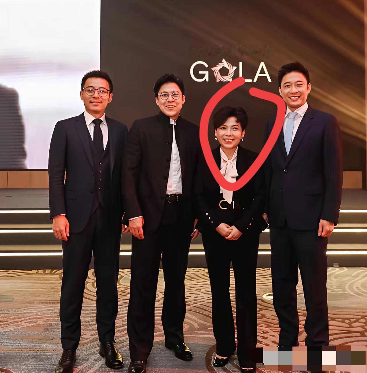 中间这位女士是谁？非常有气质