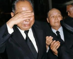1975年，老蒋病逝，在香港隐居25年的关麟征赴台吊唁，到达现场后情难自已，掩面