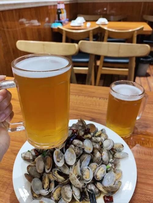 吃嘎啦喝啤酒。