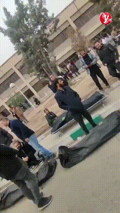 美国以色列特工背后暗战，伊朗街头AK47激烈扫射，111名伊朗军警阵亡。
伊朗确