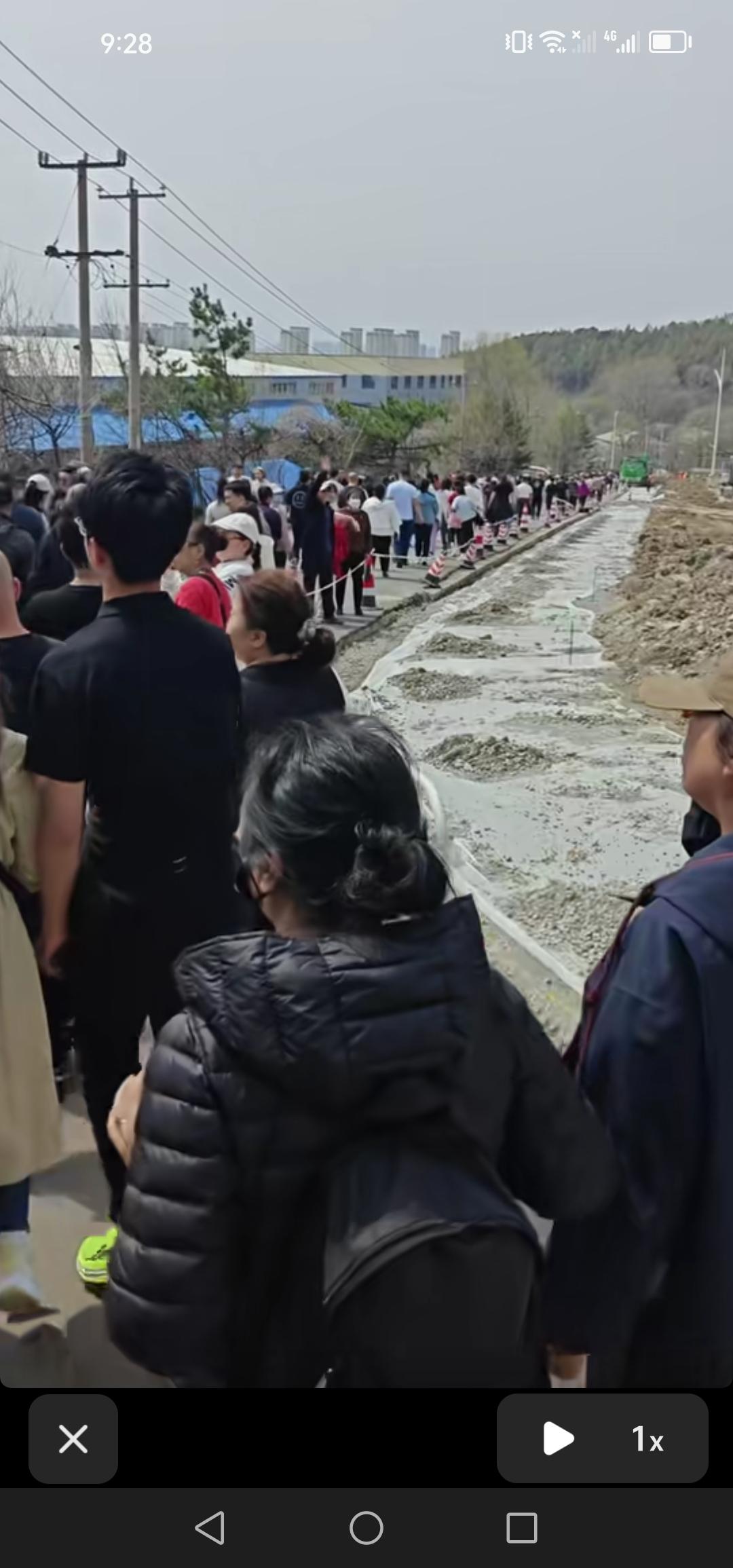 吉林市东大旺山公园新修的道路依旧狭窄，从这人流量就能看出来，实在是太拥挤了！
