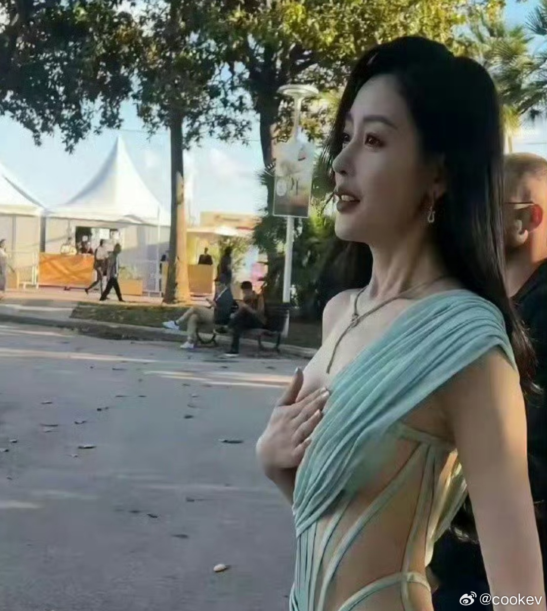 女明星这么瘦都差点hold不住这件衣服，现在的女装设计真的一点都不合理啊 