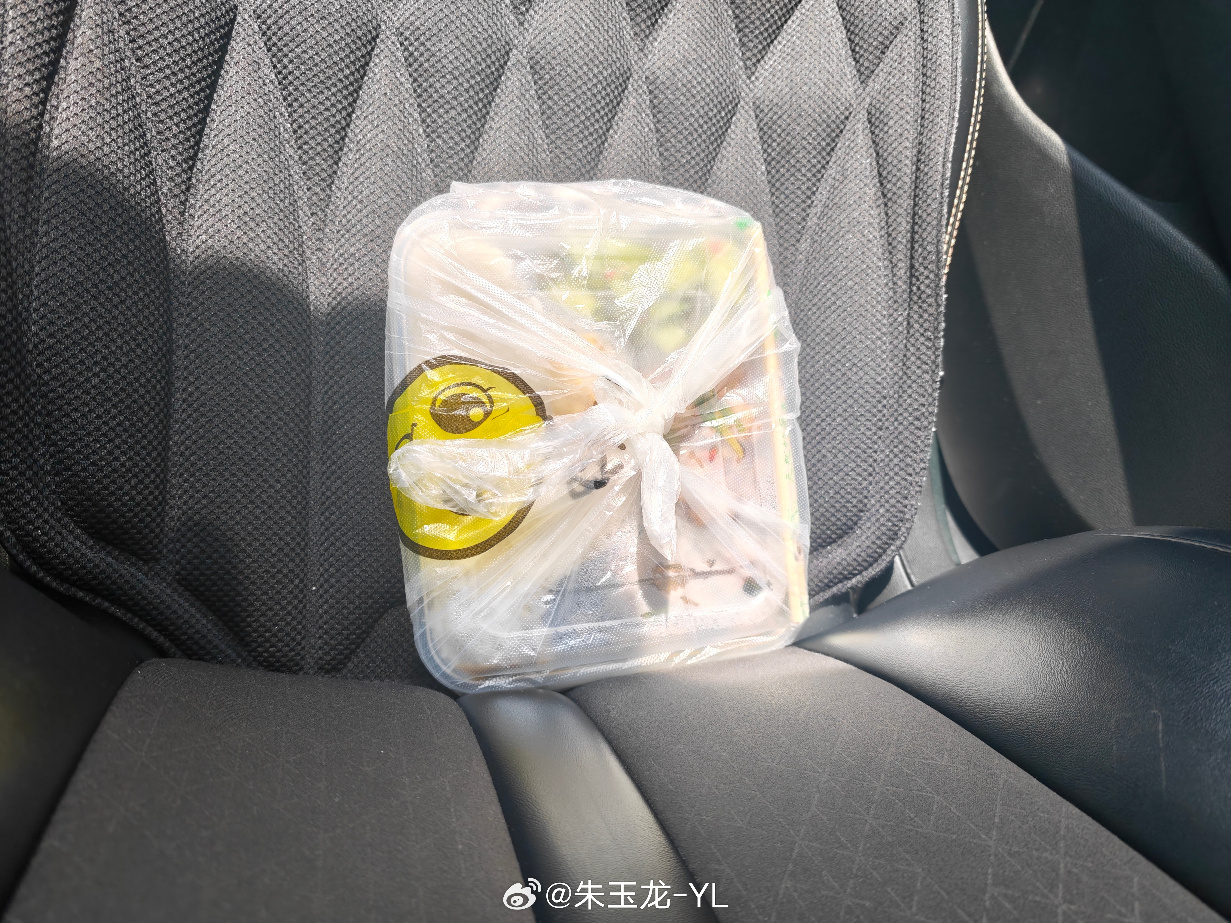 今天刚开完零跑的这个交流会，然后打了一个车到湖州站。网约车司机开着开着，突然在路