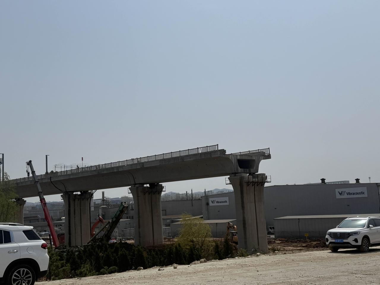 高速公路和烟台南站这一块都在抓紧时间建设，能在保质保量的情况下应该抓紧施工速度，