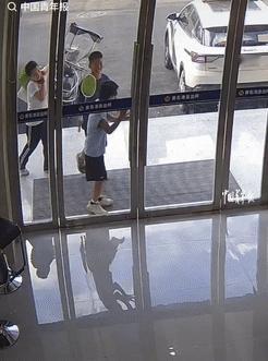 笑发财了！湖北黄石，3个男孩弄丢“巨款”到派出所报案，民警问他们丢了多少钱，不料