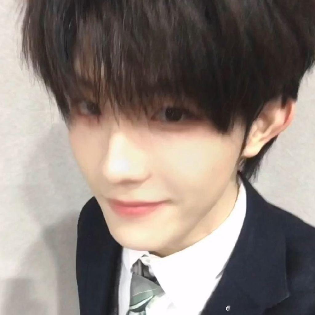 苏新皓又换头像了啊啊啊啊啊啊这个头像背景I like顺毛小帅I like苏新皓换