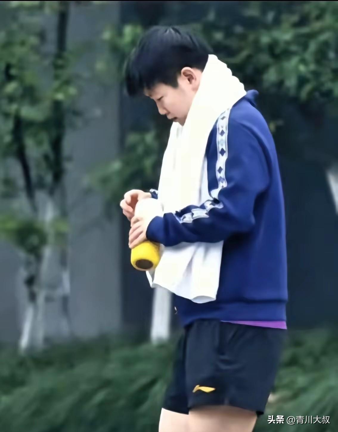 这下好了，王励勤再好的脾气也要暴怒了！

这次成都集训说好的对外封闭，
细细打磨