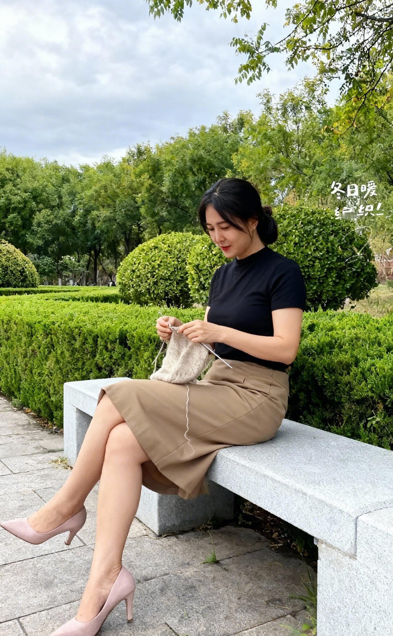 上联：素手牵丝，笑意融融添暖意
下联：幽襟寄趣，针梭缓缓织冬情