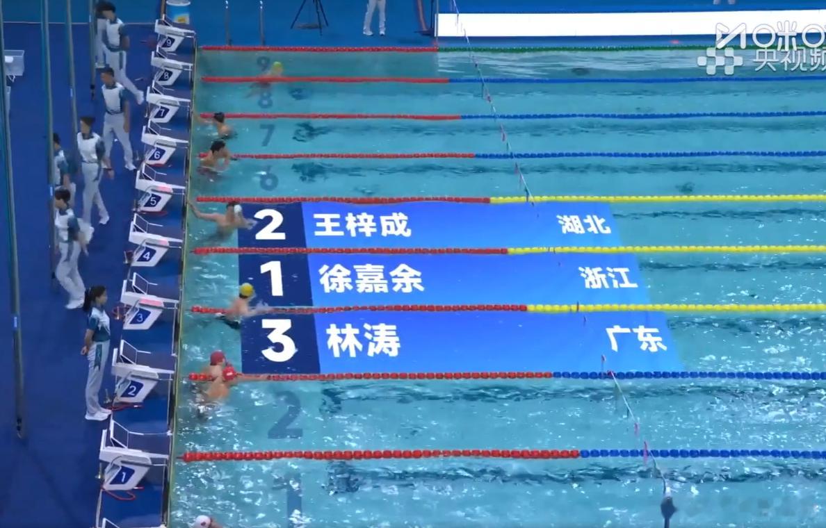 徐嘉余50米仰泳半决赛24秒36，创造新的全国纪录，之前的纪录是他本人在杭州亚运