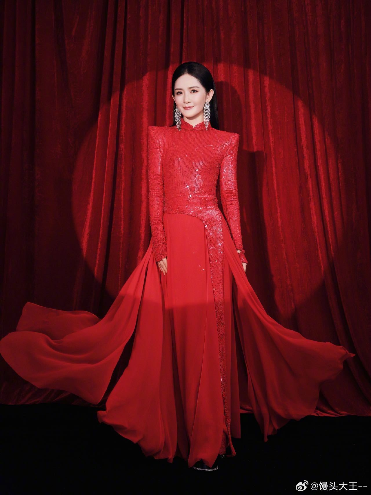 谢娜要开演唱会了吗没想到谢娜默默在为演唱会准备，练舞这么用心，加上她的舞台感染力