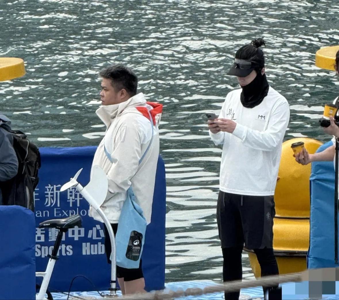 有网友在香港偶遇窦骁，他在参加帆船比赛！明星就是明星，形象真是出挑，捂得这么严实