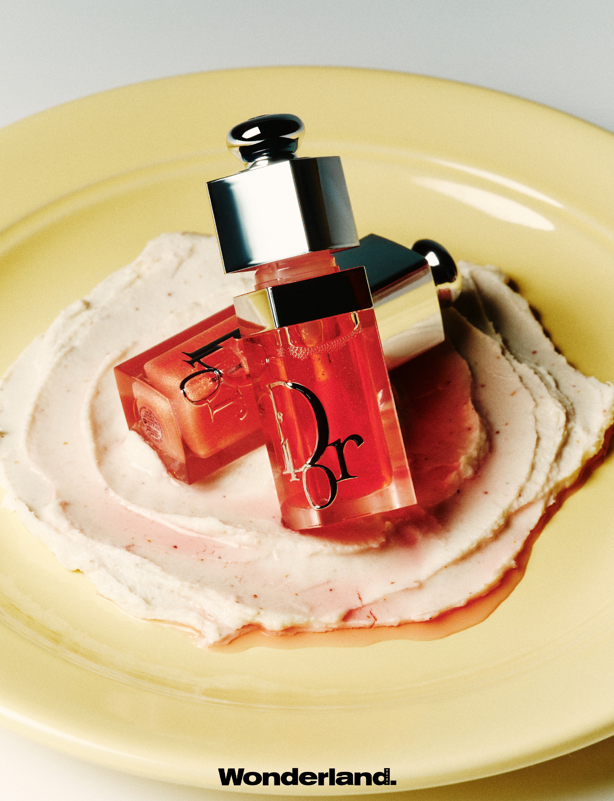 妆容不再是单一的修饰，而是承载情绪的甜润载体——每一张画面都像裹着糖霜的告白，既