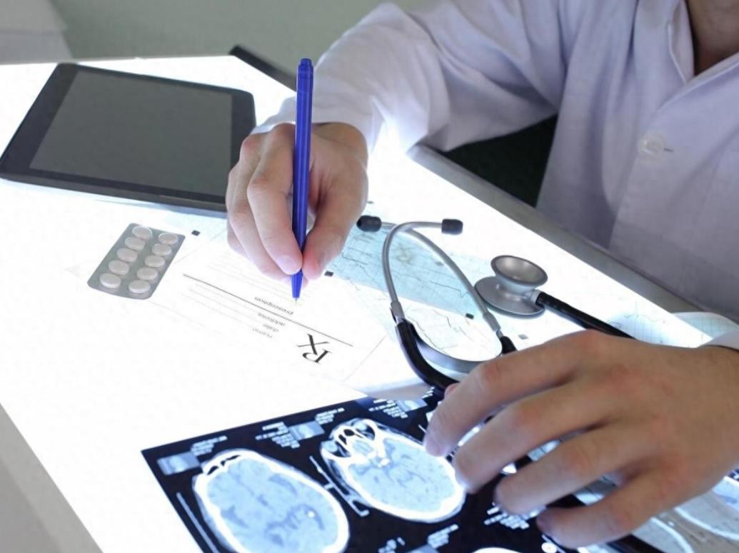 42岁男子脑梗死，从不喝酒抽烟，医生叹息：4件事做太多了

42岁，正值壮年，烟