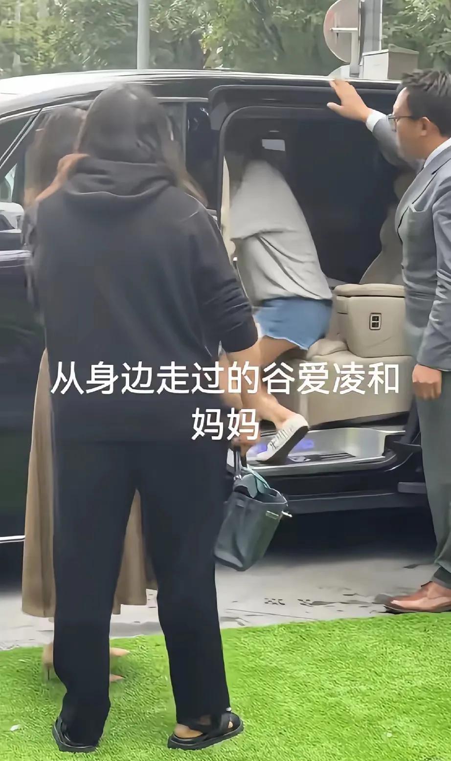 谷燕60多岁了，还是那么爱美，一头黑发，没有白发，估计是染的。谷燕作为谷爱凌的妈