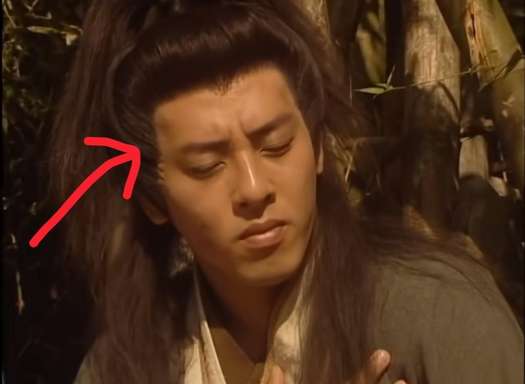 令狐冲这个妆容也太假了！《笑傲江湖》中令狐冲这耳朵前面的头发和面部结合处这是胶水